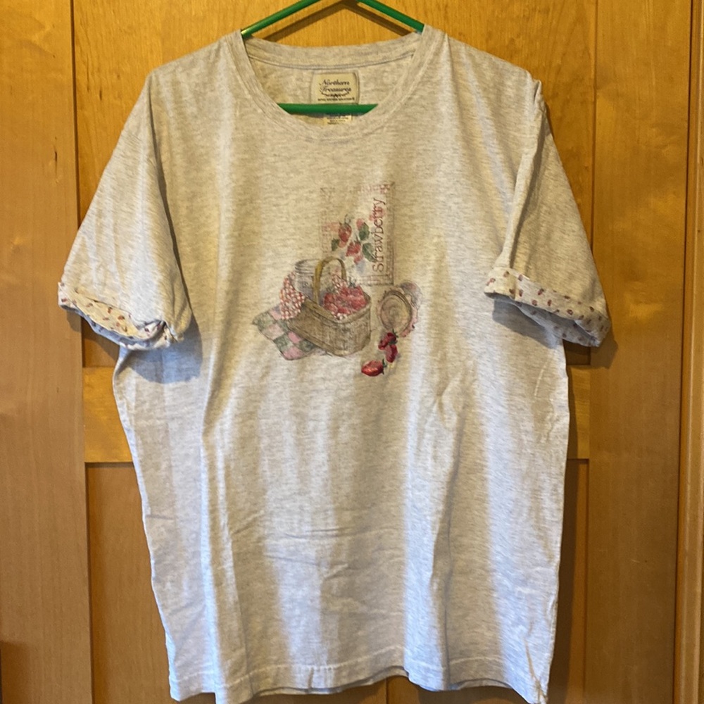 Gray T-shirt with strawberry design - Picture 2 of 4